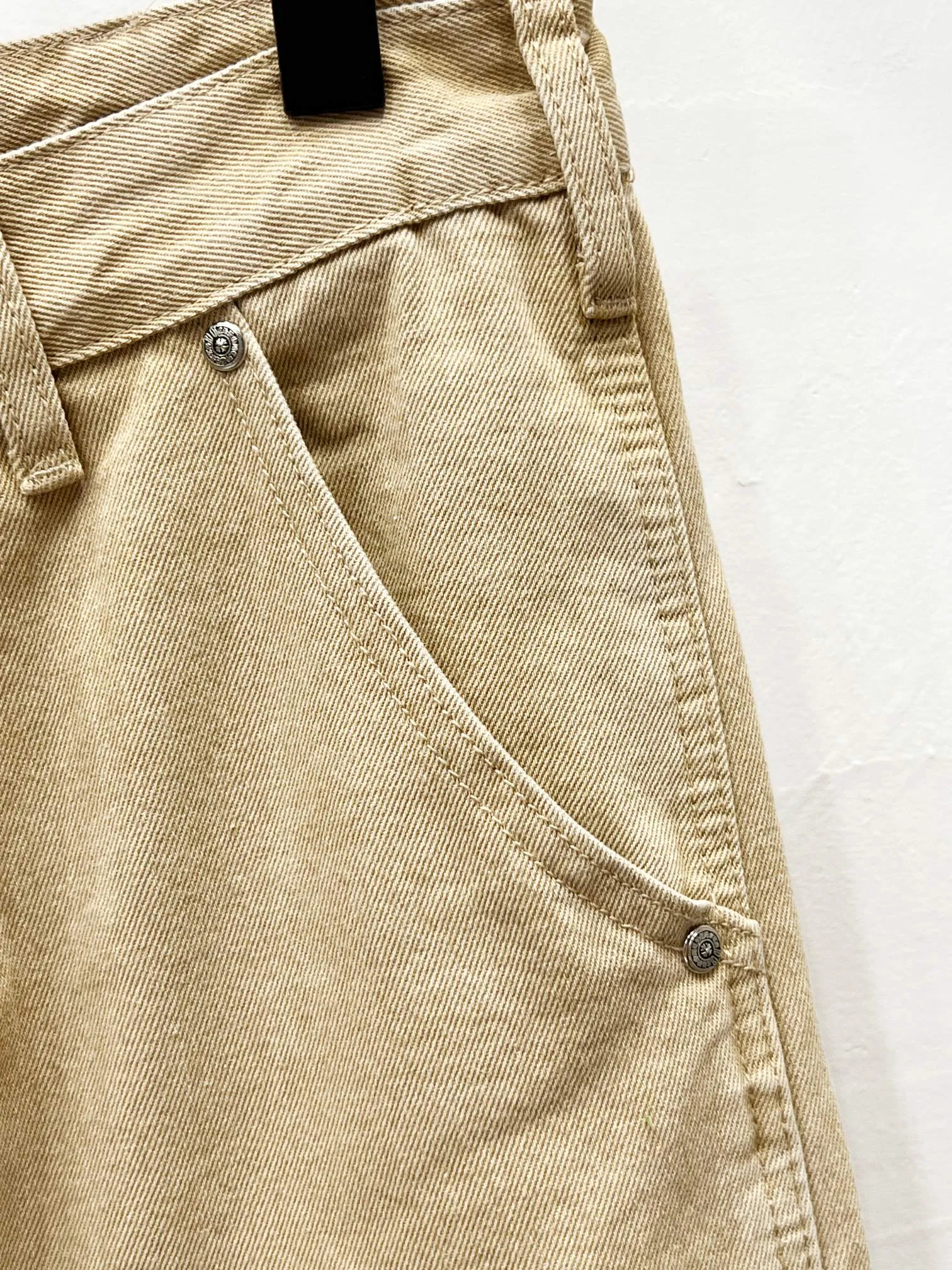 P270 Style number: (K510) Chrome Hearts & Chrome Hearts 25FW CH workwear logging black and orange leather limited edition cow king jeans Chrome Hearts' most popular color pants are made of beaded canvas fabric, and heavy washing makes the upper body of the fabric more textured and the pants are tall and straight! The three-dimensional cutting of the whole trousers is a masterpiece! The hardware is customized by zp. The beaded canvas fabric is thick and soft after being washed. It has good breathability. Customized small leather label. Unique design. The details are simple and elegant, and the workmanship is exquisite. The whole trousers are neatly routed and the details are in place! It’s so cool that both men and women can easily control the genderless trend!  Size: 30-32-34-36 Color: Khaki